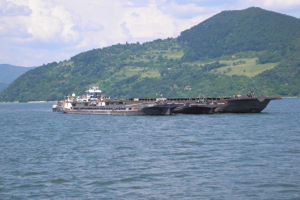 SRBIJA ZAPLENILA OSAM TONA NAFTE: Evo kako se crno zlato švercuje u rečnim brodovima!