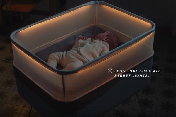Hit za roditelje koji vole da voze! Ford napravio krevetac za bebe koji simulira vožnju! (VIDEO)