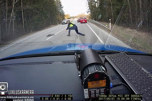 DALJE NEĆEŠ MOĆI! Policija bodljama zaustavlja razjarenog pijanca za volanom! (VIDEO)