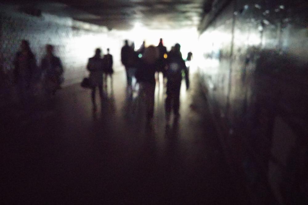 MRAČNO CARSTVO STRAHA USRED NOVOG BEOGRADA: Ovog prolaza se već danima plaše sve Beograđanke! (FOTO)