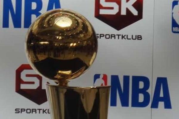 OVAJ TROFEJ ZA MESEC DANA U SVOJIM RUKAMA DRŽAĆE LEBRON ILI KARI! Pehar NBA lige upravo stigao u BG, a mi smo bili na licu mesta i prvi ga podigli! (FOTO) (VIDEO)