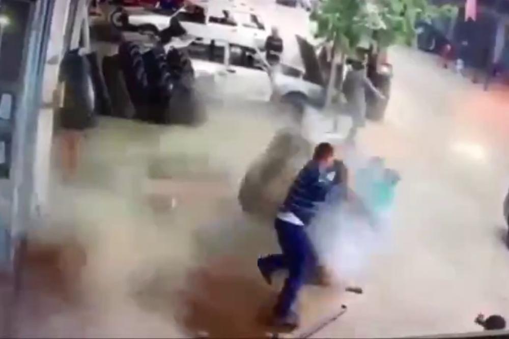Kamionska guma mu EKSPLODIRALA PRAVO U LICE! (VIDEO)