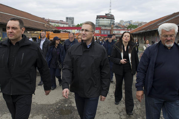 ŠTA JE OSTALO IZA MIGRANATA? Ministar obišao barake kod autobuske: Rušićemo potencijalne izvore zaraze!