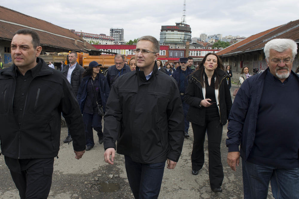ŠTA JE OSTALO IZA MIGRANATA? Ministar obišao barake kod autobuske: Rušićemo potencijalne izvore zaraze!
