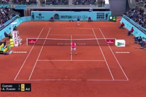 TOP!!! Ovakav potez se na teniskim mečevima viđa jako retko! (VIDEO)