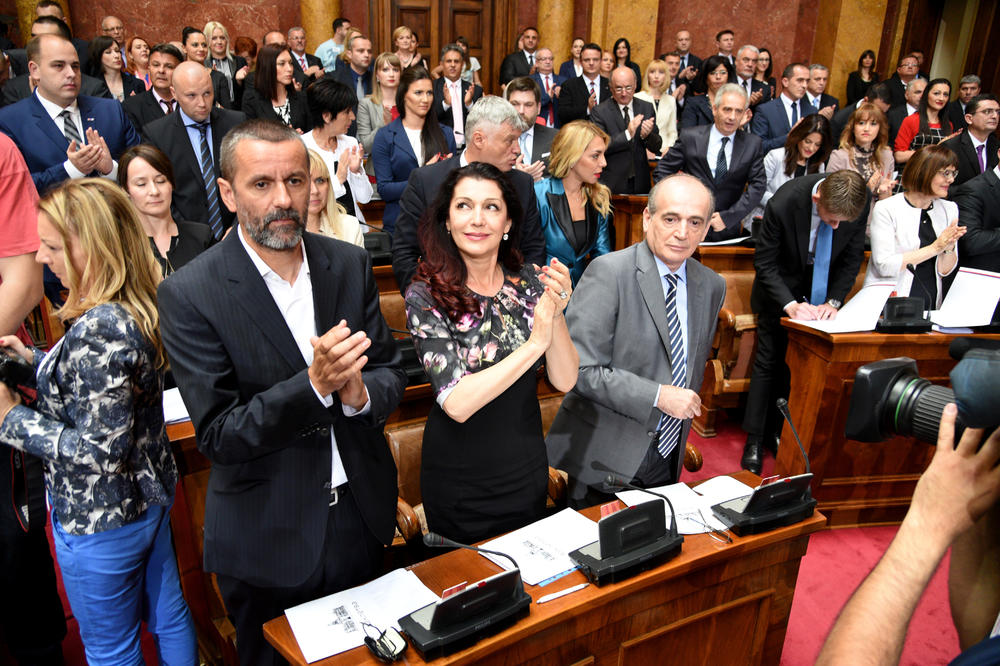 UŽINA SIROMAŠNOJ DECI, ODUZIMANJE ORUŽJA NASILNICIMA! Kad čujete šta poslanici ODBIJAJU, kazaćete: Laku noć Srbijo!