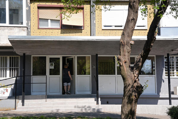 "GLUP SI KAO NOĆ": Gazdu iz Beograda REŠETAJU UVREDAMA zbog oglasa za stan u koji NE PRIMA RODITELJE SA DECOM! FOTO