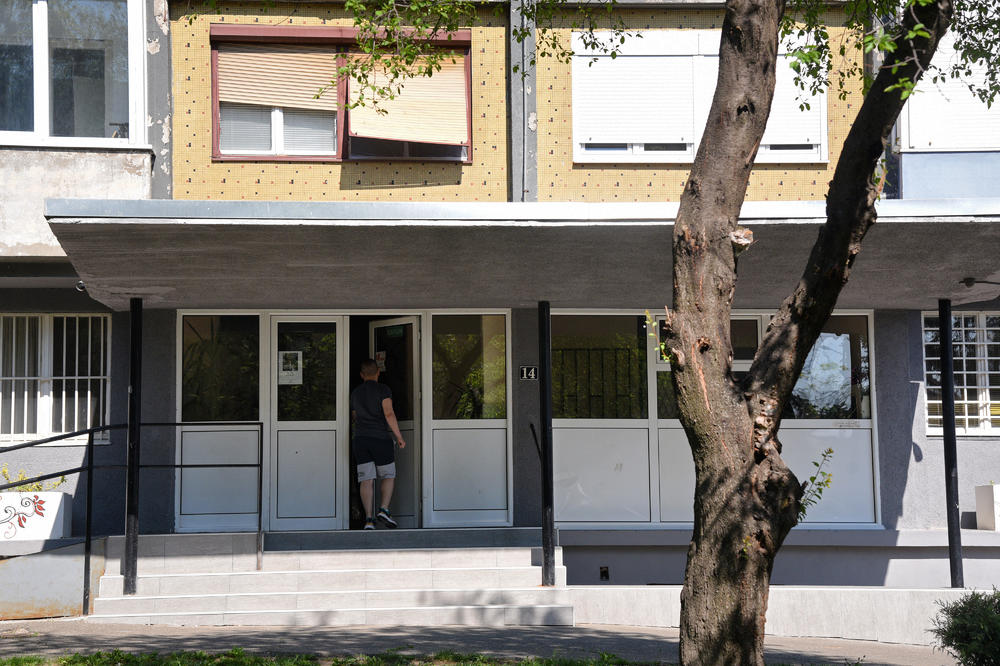 "GLUP SI KAO NOĆ": Gazdu iz Beograda REŠETAJU UVREDAMA zbog oglasa za stan u koji NE PRIMA RODITELJE SA DECOM! FOTO