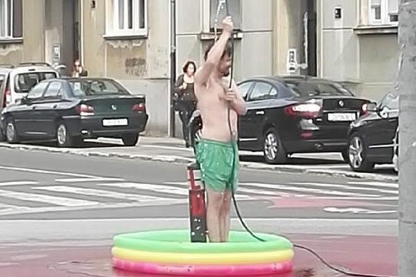 Izgubljena opklada ili veliki car? Muškarac se usred Zagreba tuširao u dečjem bazenu! (FOTO)