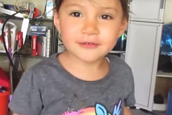 Bolja od automehaničara? Preslatka devojčica (3) vam pokazuje kako se menja ulje! (VIDEO)