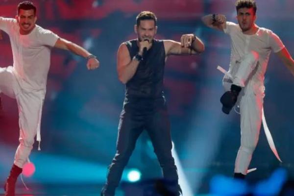 ZBOG NJEGA SU ŽENE PADALE U TRANS: Ovo je ubedljivo najbolji frajer na Evroviziji! (FOTO)(VIDEO)