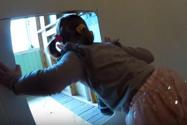 DEVOJČICA JE OTKRILA RUPU U ZIDU: Unutra je pronašla tajnu koji su njeni roditelji krili 7 GODINA! (VIDEO)