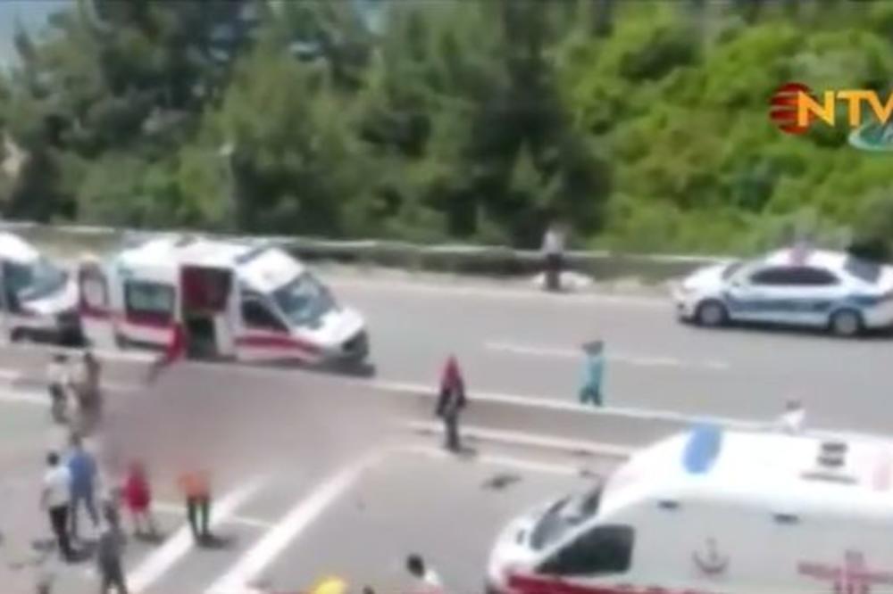 STRAVIČNA NESREĆA U OMILJENOM SRPSKOM LETOVALIŠTU: Prevrnuo se minibus, 17 turista POGINULO! (VIDEO)