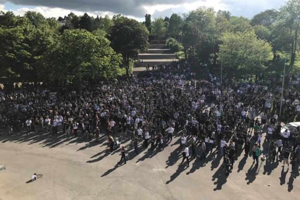 Stadion prazan, a Humska gori! Topčiderom grmi omiljena crno-bela pesma, a tu su i NEOČEKIVANI GOSTI! (VIDEO)