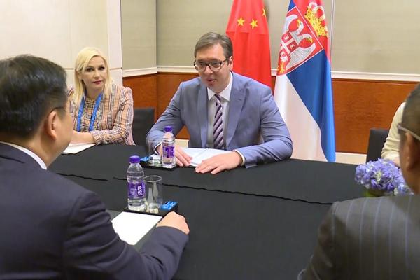 VUČIĆ U PEKINGU OBEĆAO: Stižu leteći automobili u Srbiju!