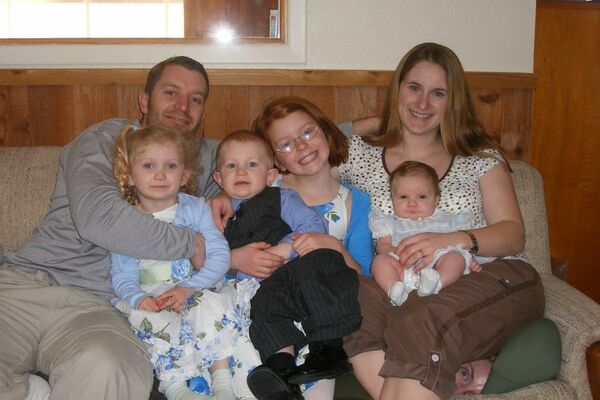 NAIZGLED PORODIČNA IDILA: Ali ova fotografija skriva jedan UŽASAN DETALJ! (FOTO)