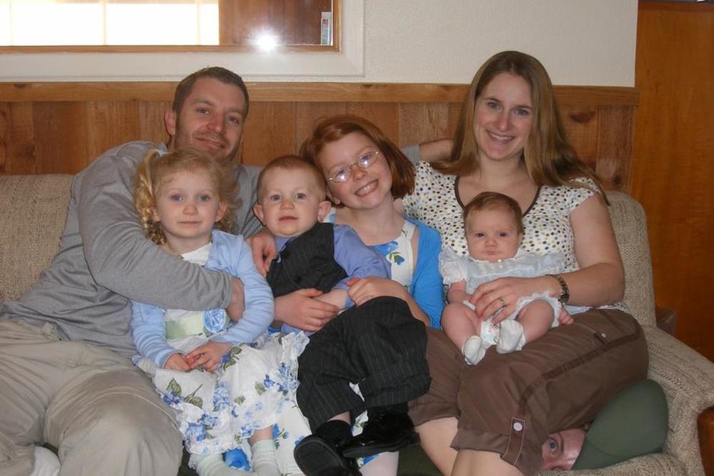 NAIZGLED PORODIČNA IDILA: Ali ova fotografija skriva jedan UŽASAN DETALJ! (FOTO)