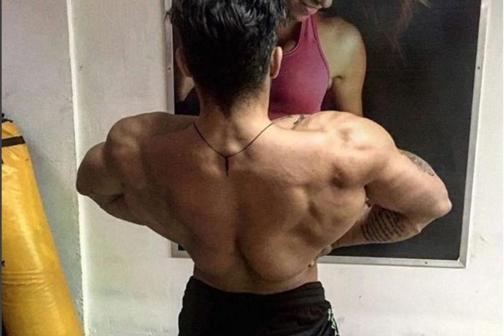 ŠTA TO ONI RADE?! Skinuo se zgodni farmer, pa snimio VRELI SNIMAK SA MUŠKARCEM! (VIDEO)