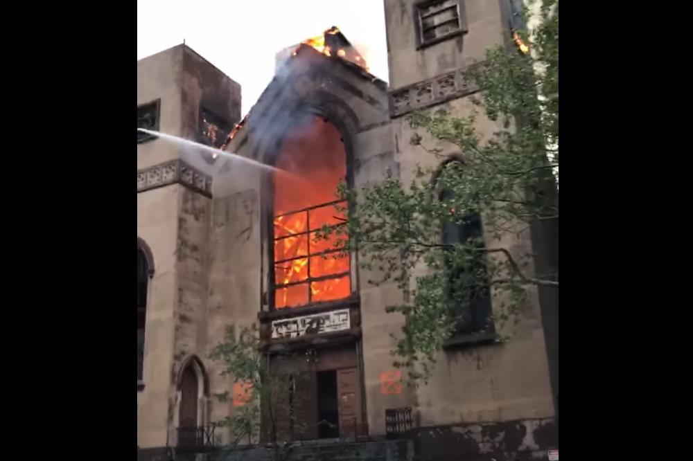 GORELA SINAGOGA STARA VEK I PO! Ovaj požar šokirao je Ameriku! (VIDEO)