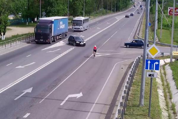 Stiže BICIKLISTA U CRVENOM, a susret mu ide DALTONISTA ZA VOLANOM! Znate li kraj priče? (VIDEO)