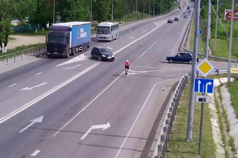 Stiže BICIKLISTA U CRVENOM, a susret mu ide DALTONISTA ZA VOLANOM! Znate li kraj priče? (VIDEO)