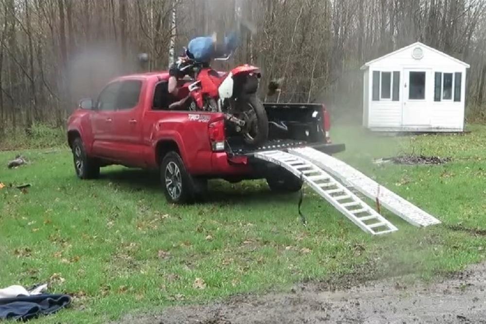 Nikako ne ostavljajte dedi da vam krosericu natera na kamion! (VIDEO)