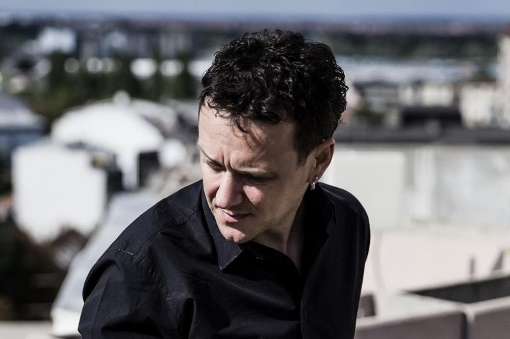 DŽENAN POBESNEO I PREKINUO INTERVJU: Evo šta je pevača IZBACILO IZ TAKTA i zašto nije želeo da razgovara NA TU TEMU