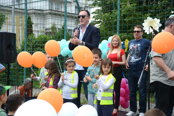 U SVETU POSTOJI JEDNO CARSTVO! Sergej nastupio u dečjem Prihvatilištu (VIDEO)