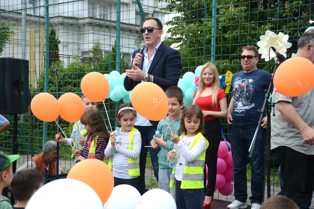 U SVETU POSTOJI JEDNO CARSTVO! Sergej nastupio u dečjem Prihvatilištu (VIDEO)