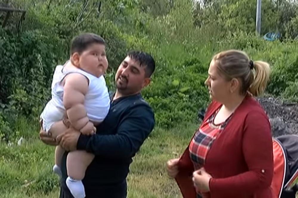 Beba ima samo 18 meseci i teška je 32 kilograma! A razlog je jednostavan! (FOTO) (VIDEO)