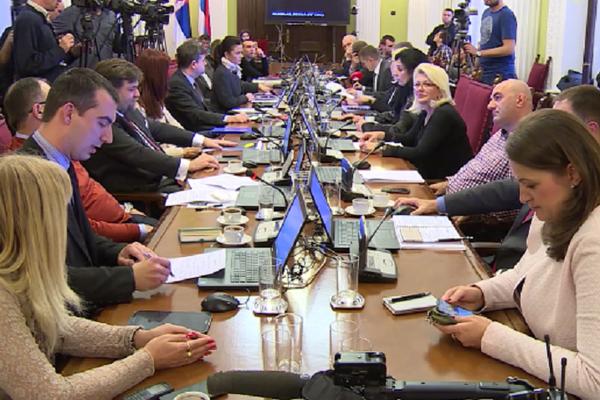 "Lažno ga optužuju, svedoci ne govore istinu!", "Ma ovo nema smisla, ovo je politički rijaliti!": Pljušte teške reči zbog suspendovanog policajca, DS i SNS u sukobu!