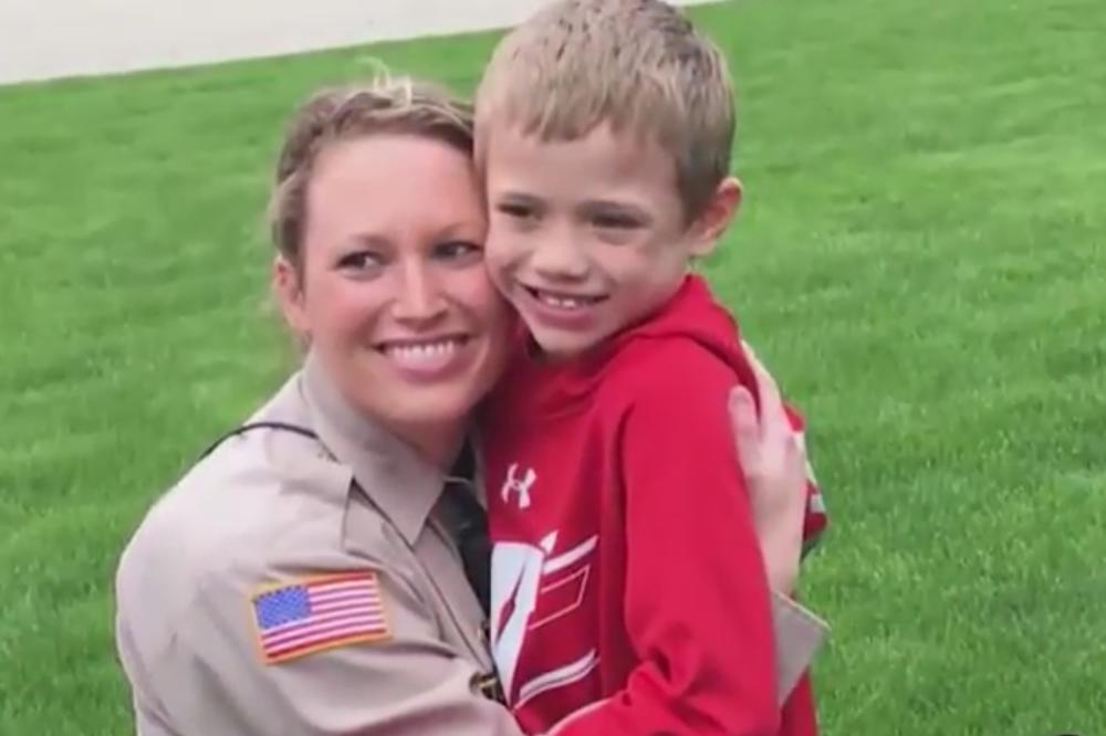 NIJE GA POZNAVALA, ALI JE OVOM PRESLATKOM DEČAKU SPASILA ŽIVOT: Da li je ovo najhrabrija policajka na svetu? (FOTO) (VIDEO)