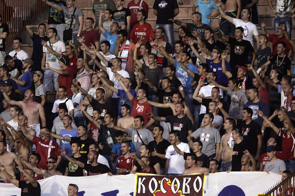 Grobari će da se zacrvene kao Žoc Obradović kada vide ovu brutalnu provokaciju navijača Radničkog! (VIDEO)