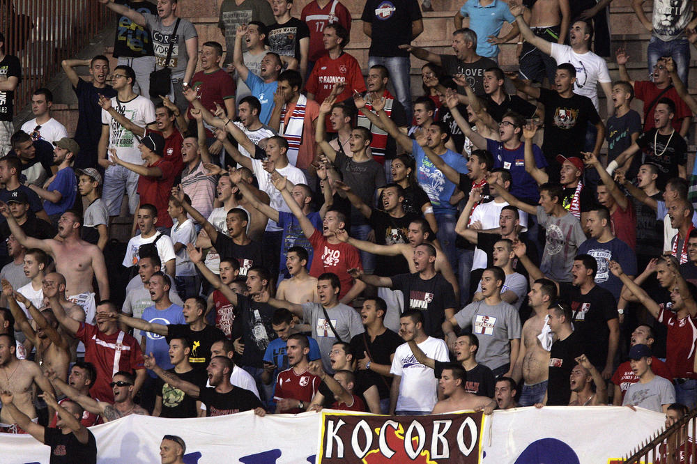 Grobari će da se zacrvene kao Žoc Obradović kada vide ovu brutalnu provokaciju navijača Radničkog! (VIDEO)