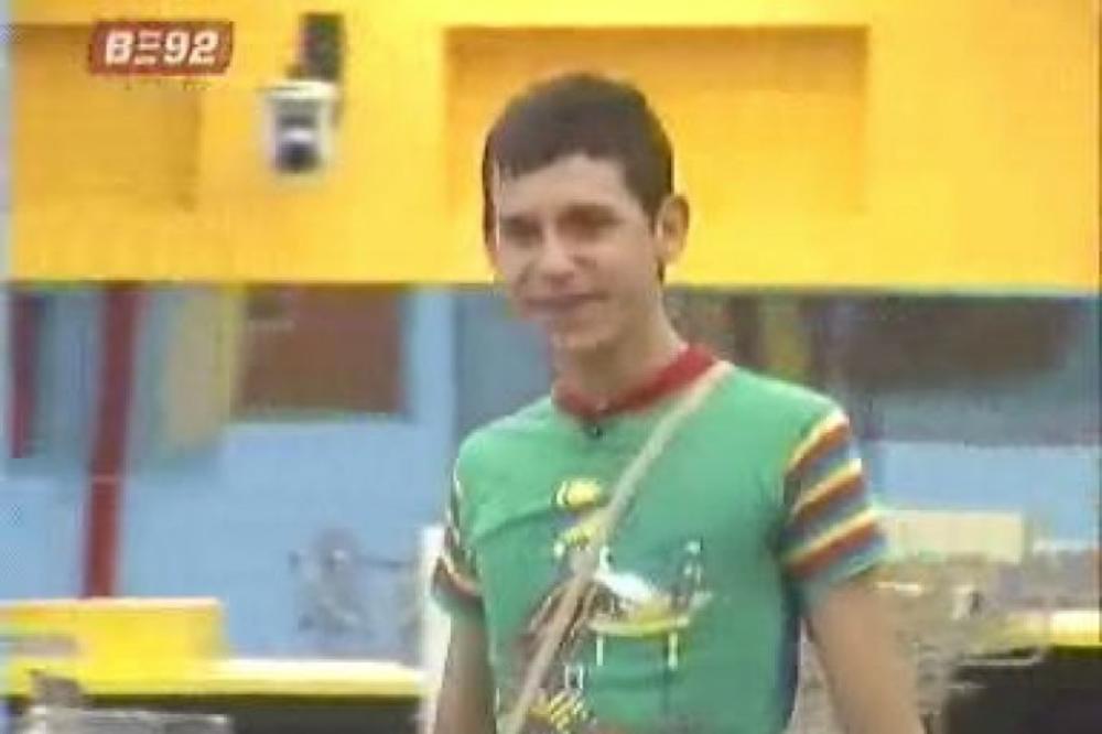 BIO JE U VELIKOM BRATU, A ONDA JE UBIO MAJKU I ZLOSTAVLJAO BABU! Sada je izašao iz zatvora i ovako izgleda! (FOTO)