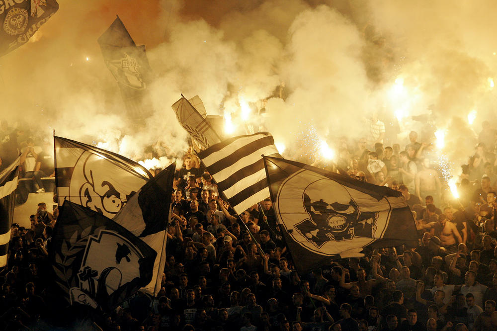 SPEKTAKL! Grobari i dalje slave titulu, gorela je najveća građevina u Beogradu, bilo je luđe i od ONE bakljade! (FOTO)