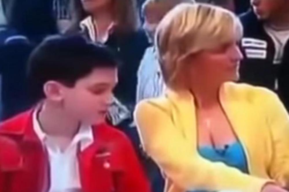 Sećate se klinca koji je buljio u grudi Sanje Doležal! OPET je to uradio ali sada je SUPER FRAJER! (VIDEO)