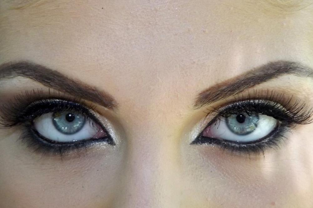 Savršeni cat eye će ga naterati da odlepi za vama, a treba vam samo jedna ukosnica (VIDEO)