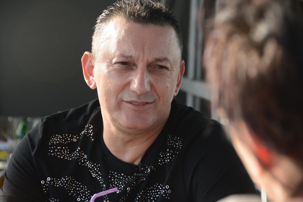 PEVAČ PSOVAO KOLEGINICE! J*BEM IM MATER U USTA! Napao Daru, Karleušu: Ana Nikolić je MOJA LJUBAV! P*čka im GLIBAVA!