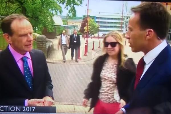 ŽENA JE PREKINULA UKLJUČENJE REPORTERA, a on ju je sklonio na način dostojan PEĆINSKOG ČOVEKA! (VIDEO)