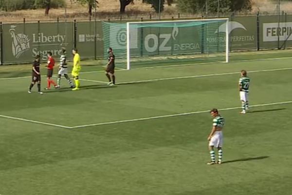 NAJLUĐI DOSUĐENI PENAL SEZONE: Verovali ili ne, napravio ga je rezervni igrač tokom zagrevanja! (VIDEO)