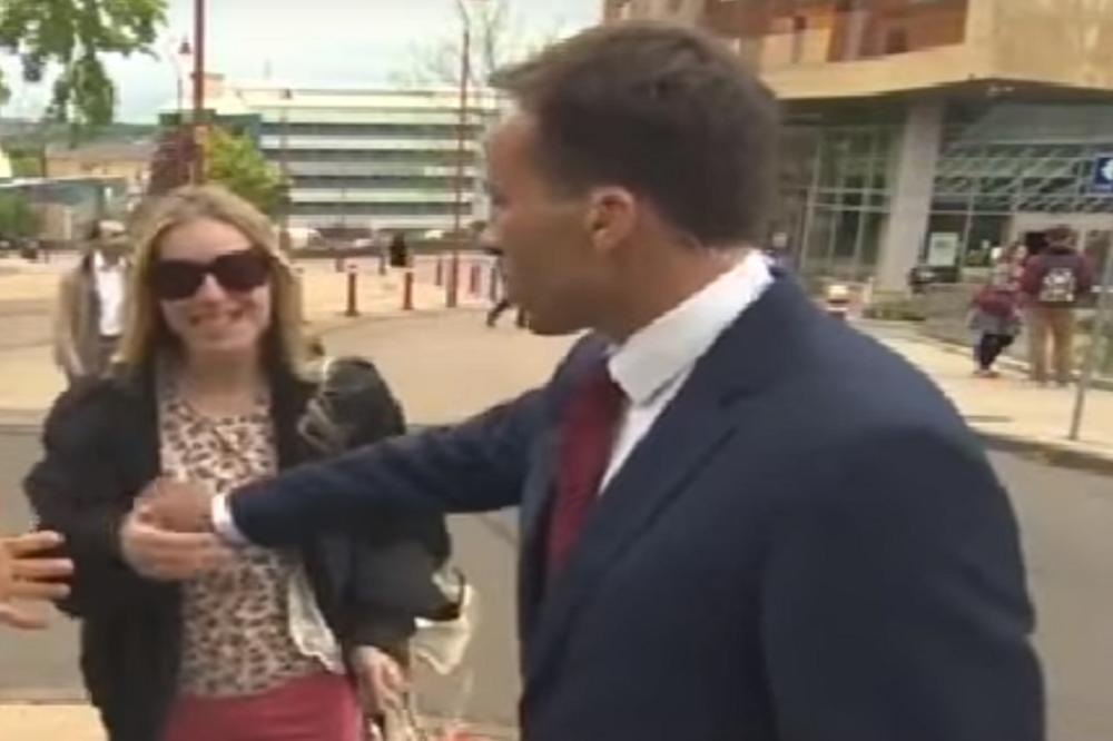 VRAGOLASTI VODITELJ! U prenosu uživo uhvatio prolaznicu za grudi! Posle ovoga, osmeh se pretvorio u nešto drugo! (VIDEO)
