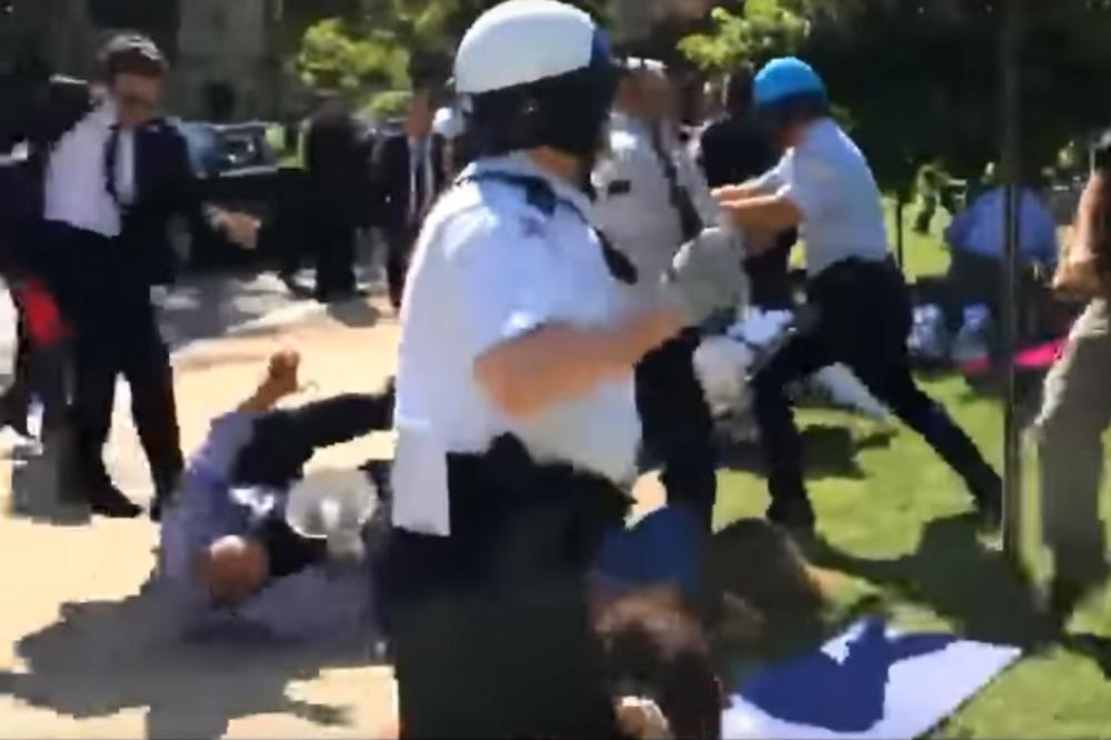 SVUDA KRV! ERDOGANOVO OBEZBEĐENJE PRETUKLO DEMONSTRANTE! Neredi izbili nakon sastanka sa Trampom! (VIDEO)