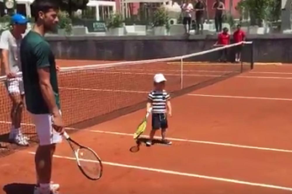 Iver ne pada daleko od klade! Mali Stefan na treningu sa Novakom pokazao veliko tenisko umeće! (VIDEO)