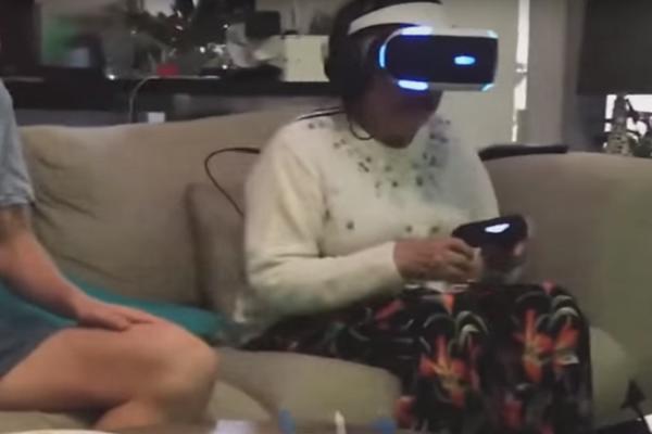 STAVILI SU JOJ VIRTUALNE NAOČARE I PUSTILI IGRICU: Niko nije očekivao da će nežna bakica doživeti ovakav šok!  (VIDEO)