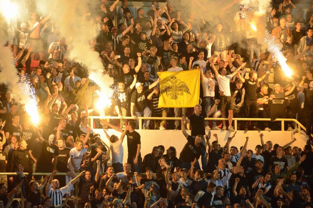 Opšta ludnica na Čairu, a jedan igrač Partizana nije mogao da izdrži! NA KRAJU MEČA ULETEO JE NA TRIBINU! (FOTO) (VIDEO)