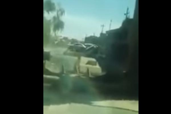 HEROJ NA DELU! Vozač buldožerom zaustavio auto-bombu i umalo izgubio život! (VIDEO)