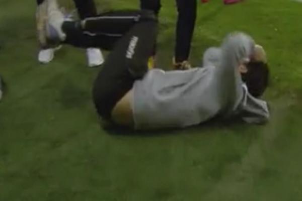 ZAVRŠIO U BOLNICI! Navijači Panatinaikosa otvorili glavu Vladimira Ivića! Jeziva scena u Atini! (VIDEO)