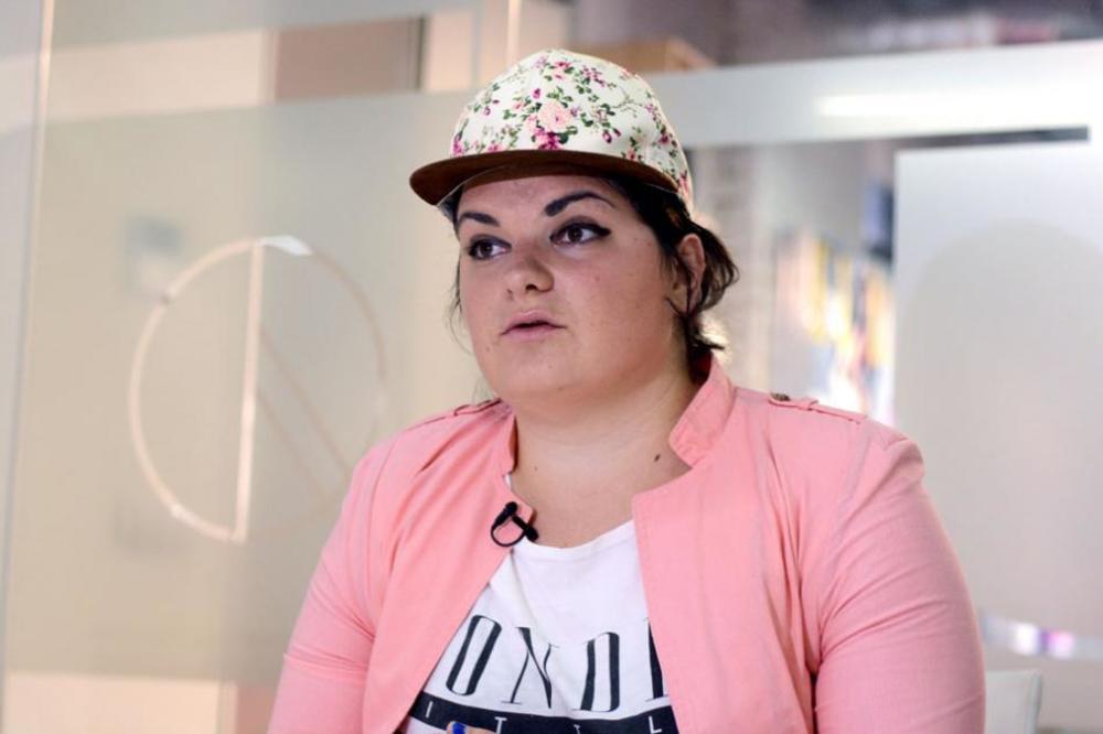 Sećate se devojke koja je 22 godine tražila majku? Sada je fotografijom iz detinjstva raznežila sve! (FOTO)