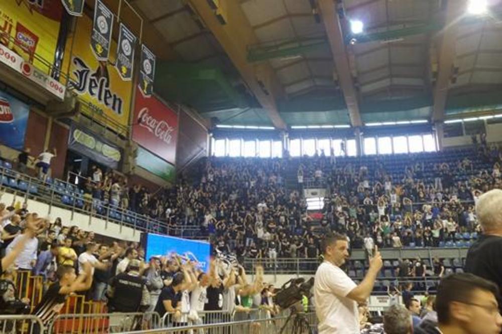 Ovo ne smemo ni da napišemo: Transparent Grobara u Pioniru će izbaciti iz takta svakog zvezdaša (FOTO)